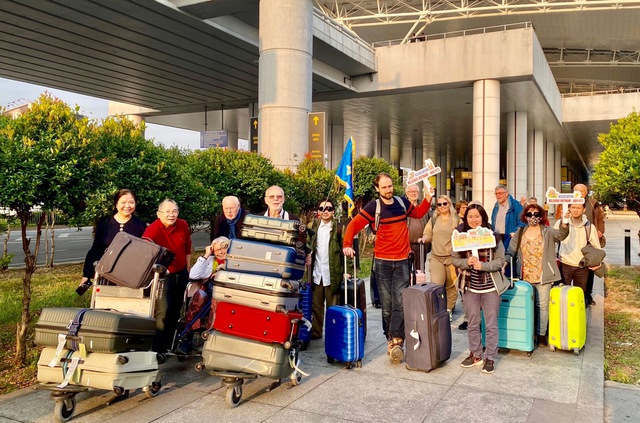 Công ty Dịch vụ Lữ hành Saigontourist phục vụ đoàn MICE quốc tế gồm 20 khách châu Âu đến Việt Nam bằng đường hàng không.